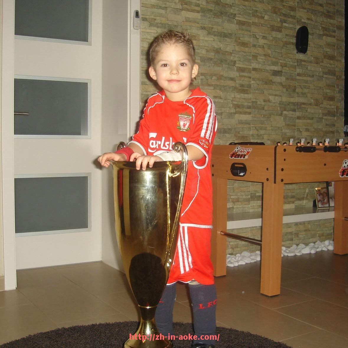 澳客足彩-情侣合照常见的意甲球队背景图